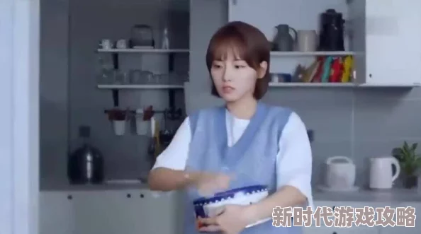 艳妇厨房激情偷换小区保安夜间巡逻发现异常